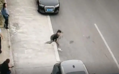 无证驾驶遇交警查车，他竟然丢下女朋友跑了