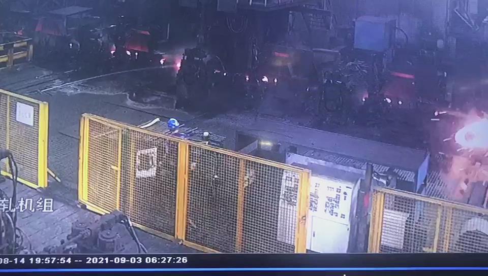 安徽马钢“跑钢”事故监控曝光！火红钢料乱舞场面惊险，公司：仅烫到工人衣服