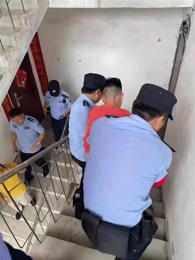 江西“皮箱藏尸案”嫌疑人受审画面曝光，居民讲述抓捕过程