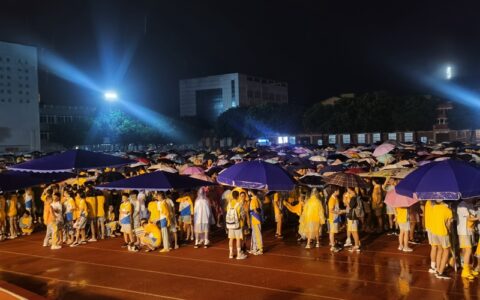 泸县当地中学学生操场紧急避险及目前该学校没有人员伤亡