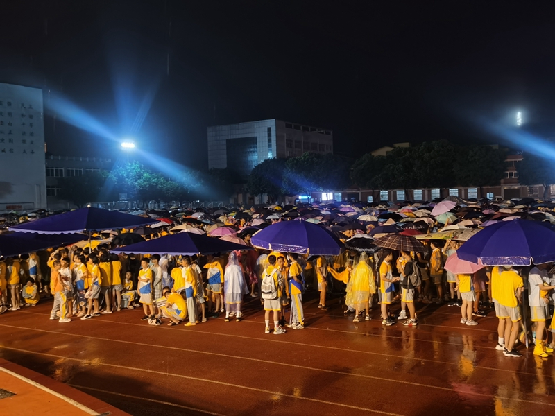 泸县二中外国语实验学校组织学生撤离到操场避险
