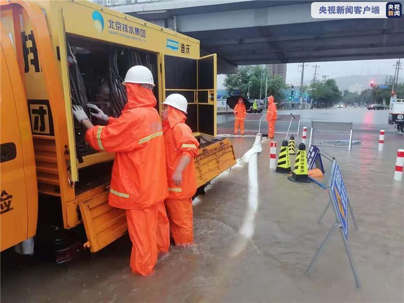 北京金安桥路段积水排除 地面公交投入25部车辆转运乘客