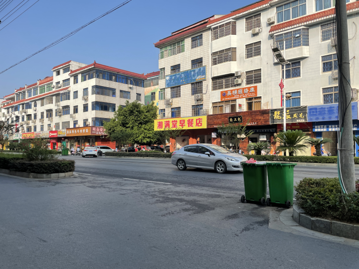 发现“藏尸皮箱”出租车司机疑被网暴，被质疑为何不追上去，同事：他是个热心肠的人