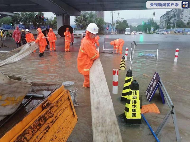 北京金安桥路段积水排除 地面公交投入25部车辆转运乘客