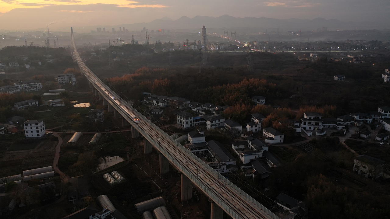 我国刑法在什么范围里有效，对什么人有效