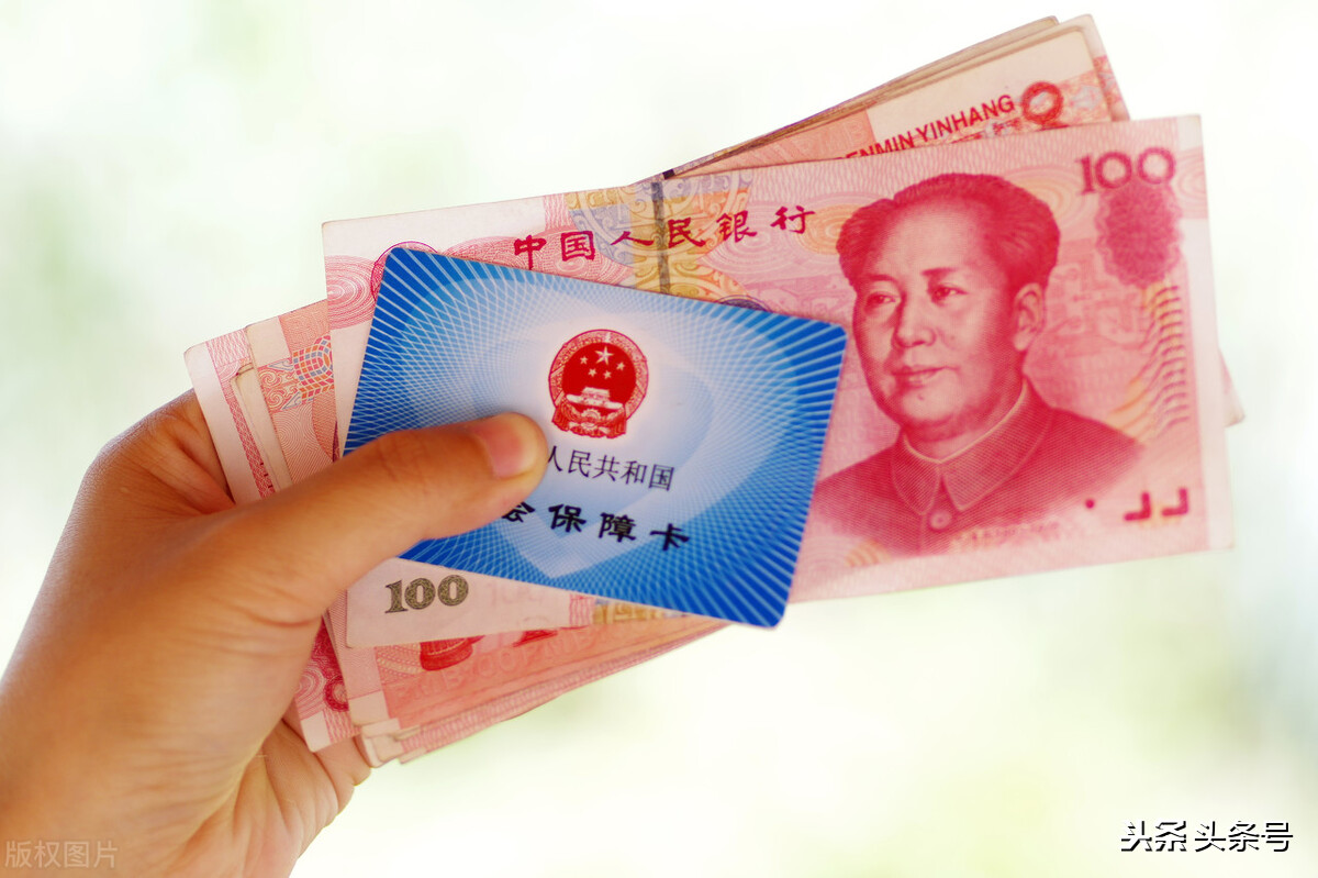 社保卡开通银行账户后，退休老人们怎么取款？注意两件事