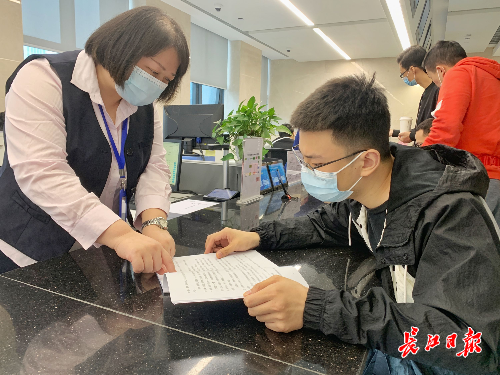 施工许可在哪办、找谁办、怎样办？审批人员自创高效“办事指南”