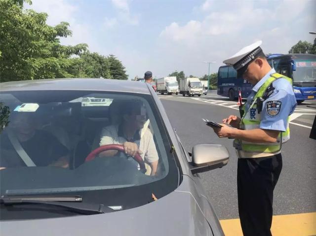 2021年新交规下,副驾驶不系安全带如何处罚