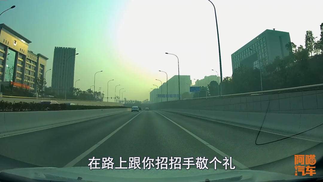 开车上路哪些证件必须要带？都电子化了，行驶证驾驶证还需要带吗