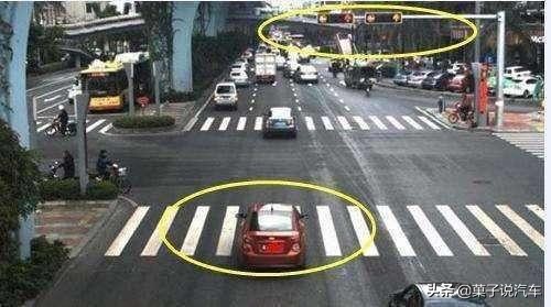 黄灯最后一秒过路口，算是闯红灯吗？交警同志：最后再说一遍