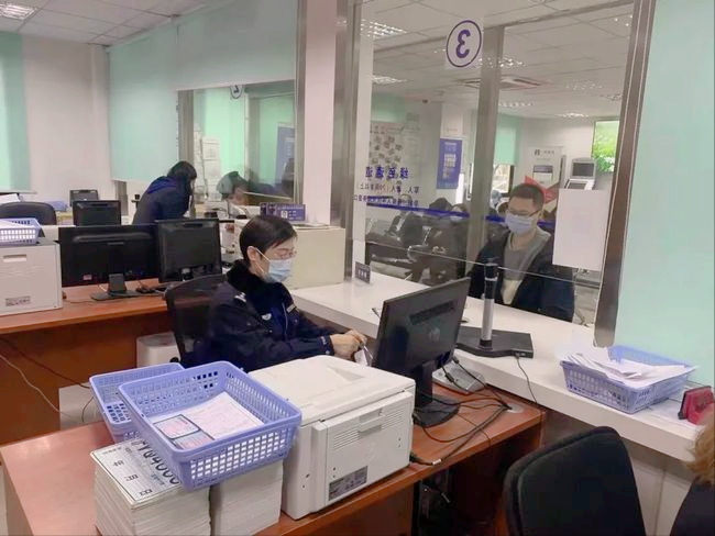 驾驶证到期了怎么换证？