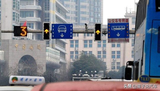 黄灯最后一秒过路口，算是闯红灯吗？交警同志：最后再说一遍