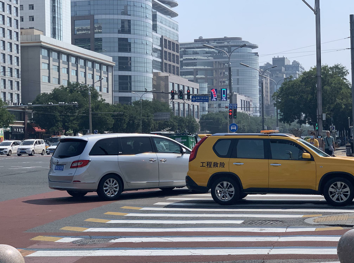 右转灯有人闯、有人看不懂，交警：右转闯红灯罚200元记6分