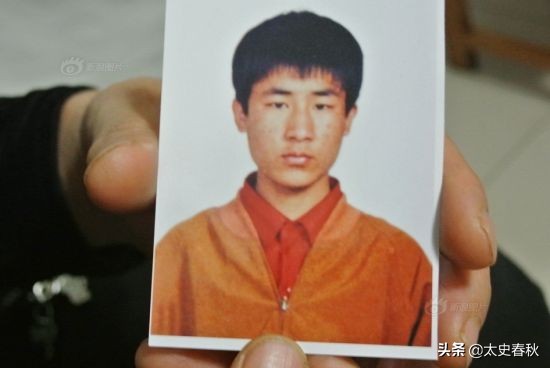 18岁儿子被误判死刑枪决，父母九年奔波讨公道，怎一个痛字了得？