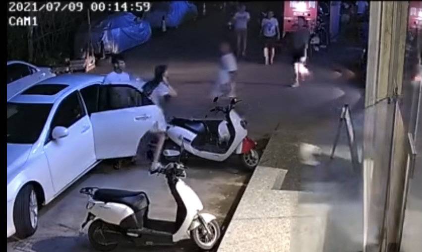 “拖拽前女友上车”男子写保证书 律师:只能道德约束,无法律效力