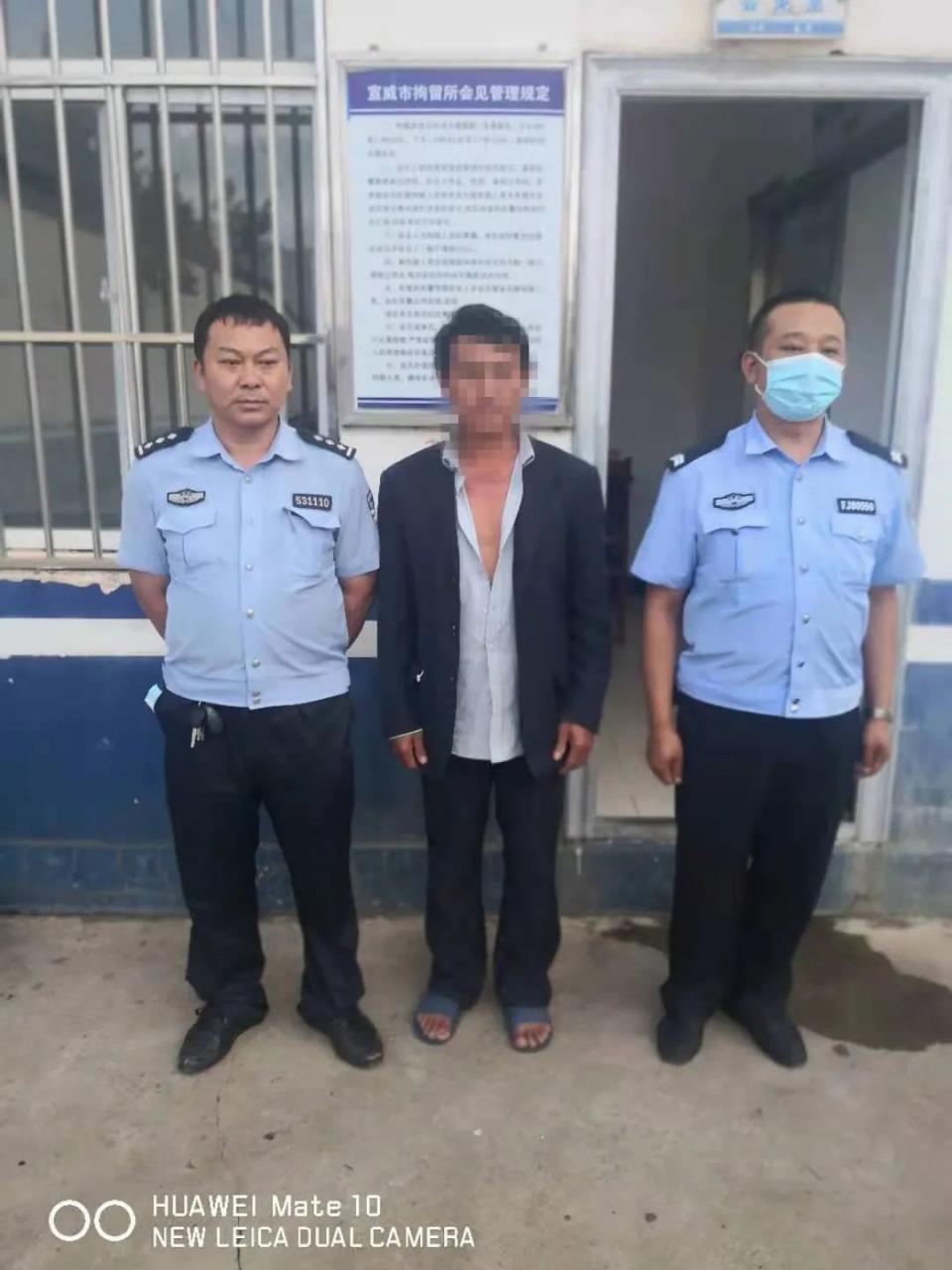 作得很!一男子在网上发布短视频辱骂他人,被拘了