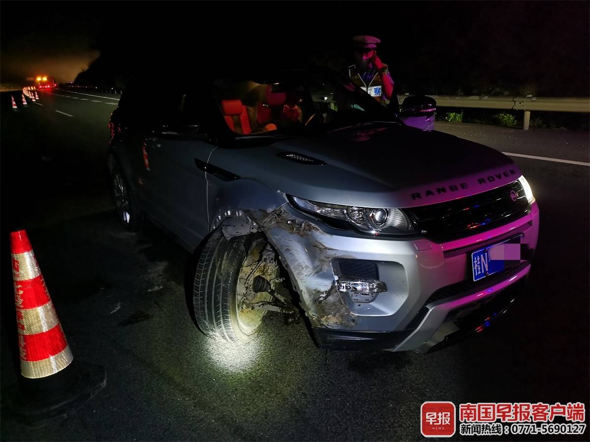 一小车在高速公路上逆行撞上半桂车,两名司机均涉嫌酒驾