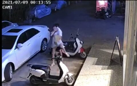 “拖拽前女友上车”男子写保证书 律师：只能道德约束，无法律效力