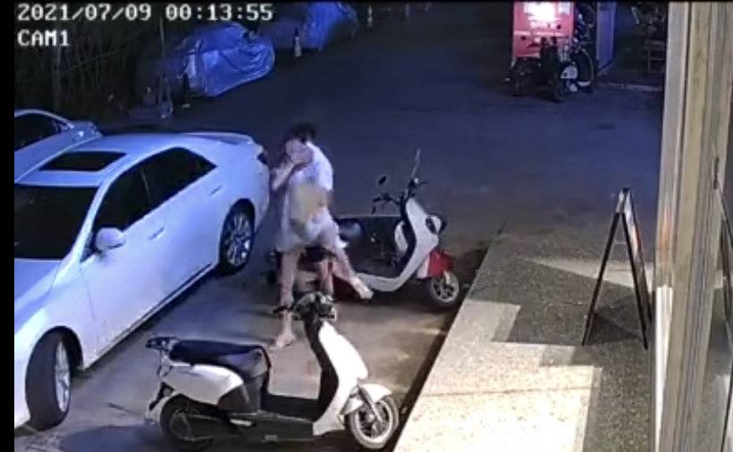 “拖拽前女友上车”男子写保证书 律师:只能道德约束,无法律效力