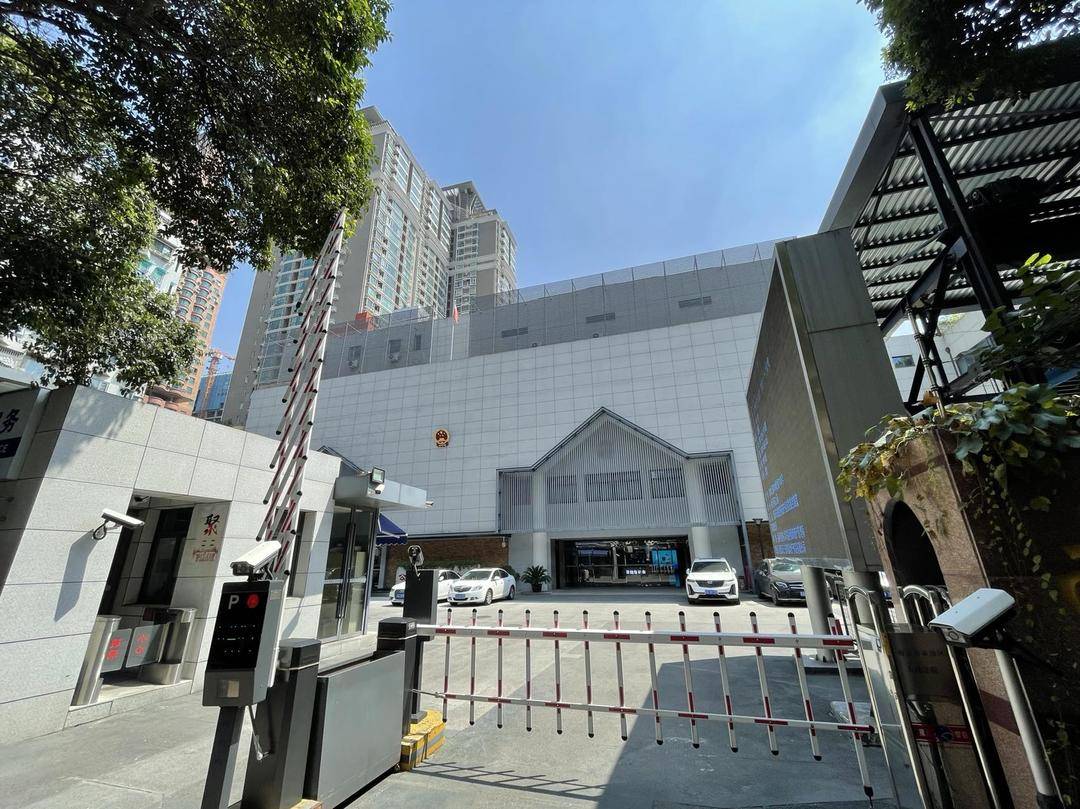 南京一大市场被“PRADA”打假,法院判决侵权店主赔偿1.2万元