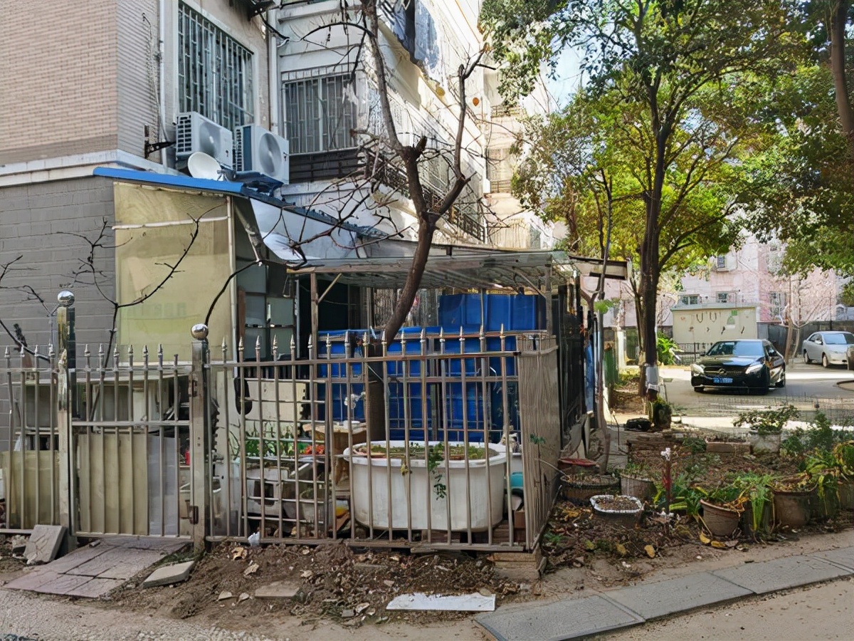 执法部门多次要求整改，但郑州这个小区私搭乱建、占用绿地依旧屡禁不止