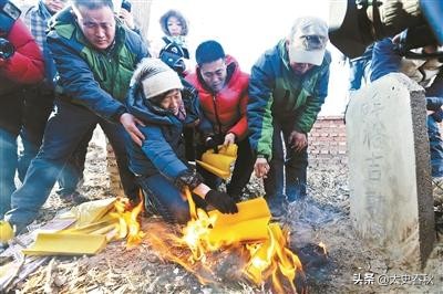 18岁儿子被误判死刑枪决，父母九年奔波讨公道，怎一个痛字了得？