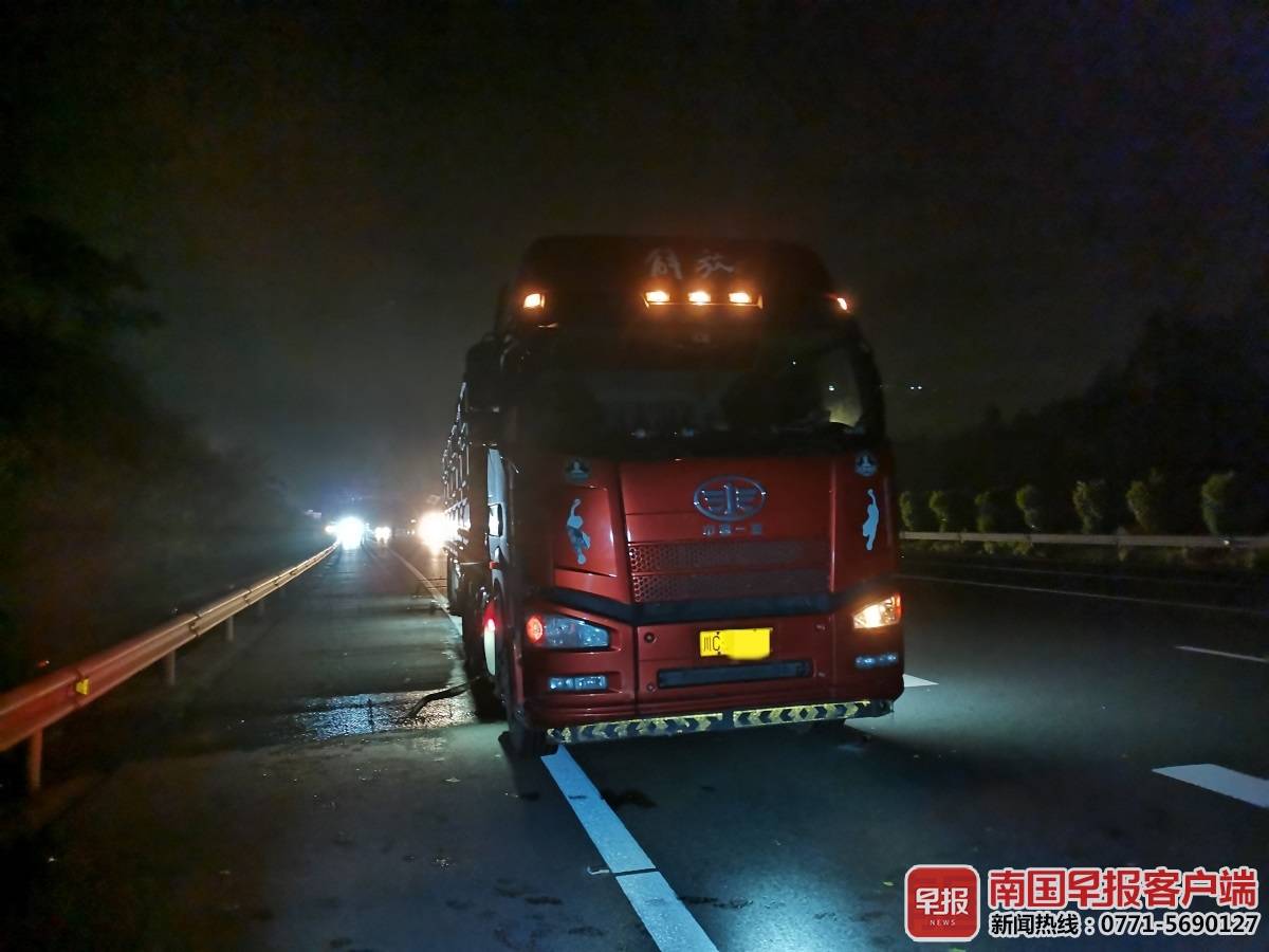一小车在高速公路上逆行撞上半桂车,两名司机均涉嫌酒驾