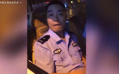 老人求助警察被拒及警察被警告处分的后果