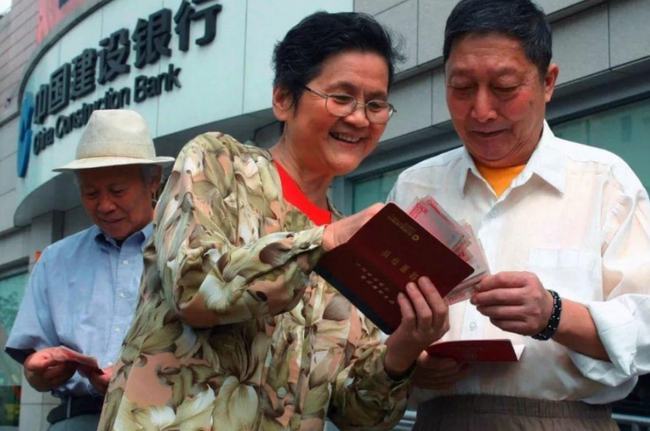 2022年养老金还要涨？调整比例“公布”，此外部分退休老人要赚了