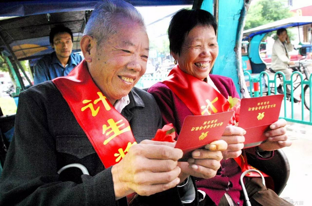 独生子女父母可领奖励金，鼓励生二胎提高生育率，两者矛盾吗？