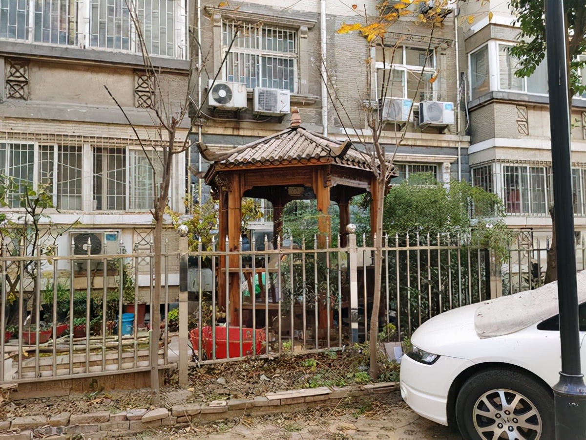 执法部门多次要求整改，但郑州这个小区私搭乱建、占用绿地依旧屡禁不止