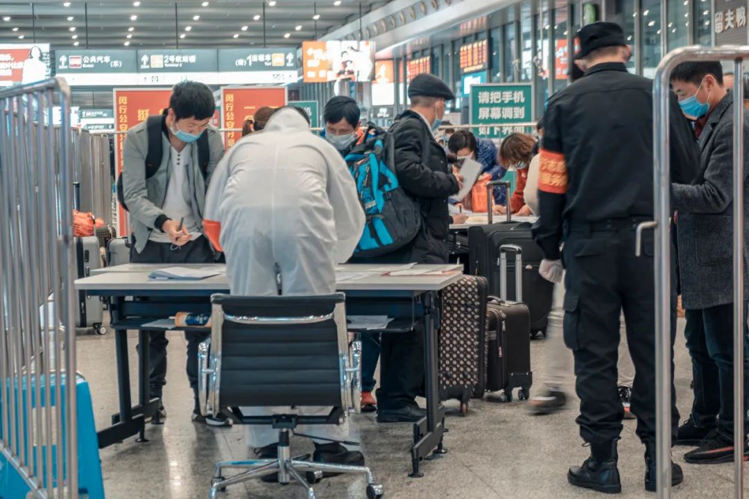 女子返乡高铁上接到“7+7”天隔离通知,酒店每天约300元,中途下车不回去了!卫健委最新表态