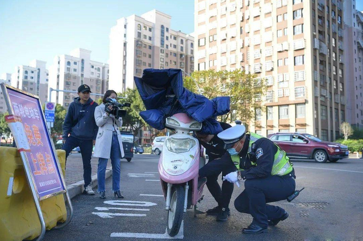 持有C1、D、E和F驾驶证，可以驾驶电动车、三轮车、老年代步车吗