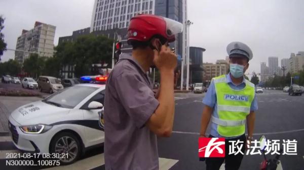 男子骑电动车闯红灯被小车撞飞！交警：全责，赔小车损失