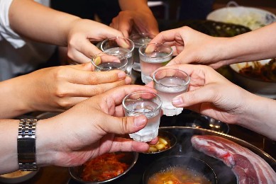 男子应邀参加聚会喝醉致死!家属向同桌6人索赔90余万元!法院判了