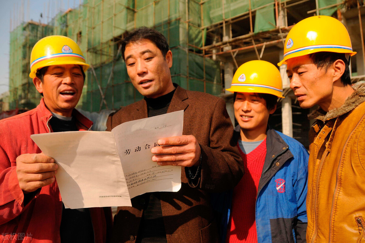 建筑工人在工地受伤，如何计算工伤赔偿金额？看完涨知识了