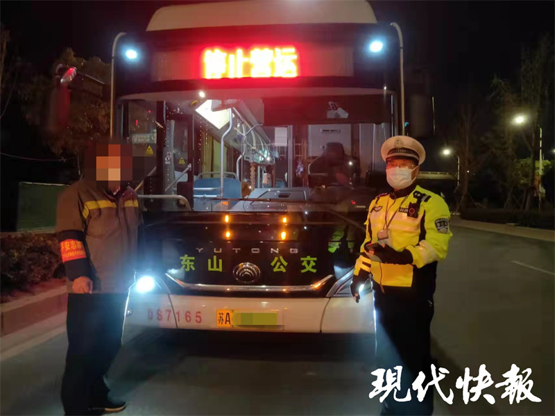 南京一公交司机急着下班闯红灯,扣6分罚200元还要学交规