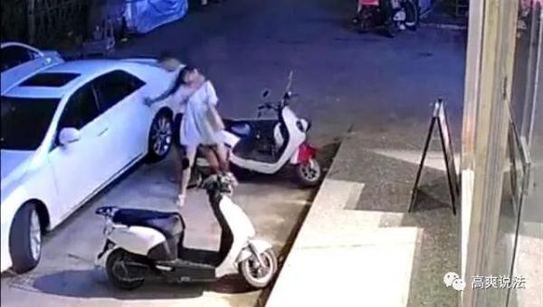 男子当街强行拖拽前女友上车，事后写的保证书具有法律效力吗？
