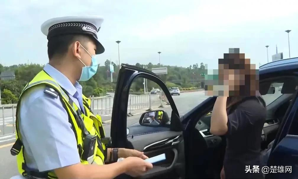 女司机穿高跟鞋开车被处罚！楚大高速交警开展交通安全专项整治