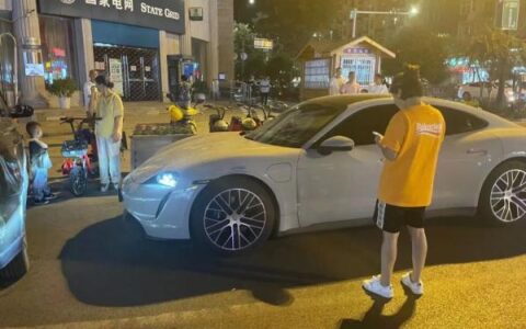 电动车撞上保时捷，车损数万元！电动车司机：刹车失灵了