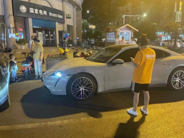 电动车撞上保时捷,车损数万元!电动车司机:刹车失灵了