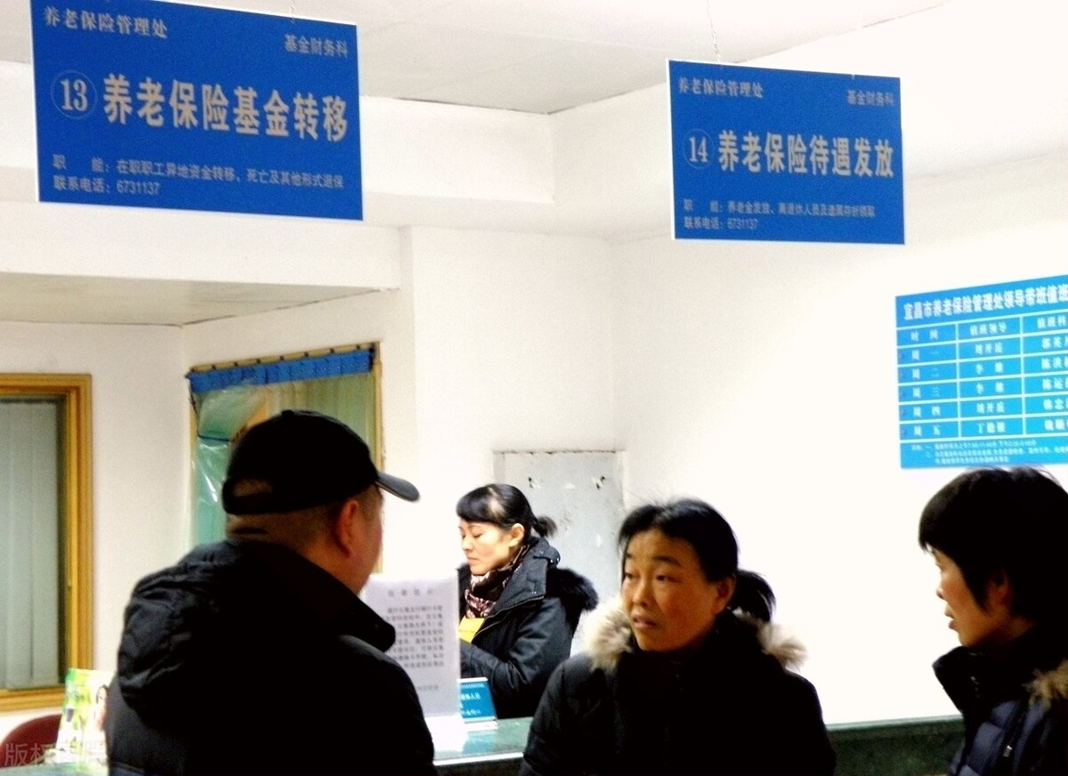 在一个城市买社保满15年，没到年龄就回老家了，在哪里办退休呢？
