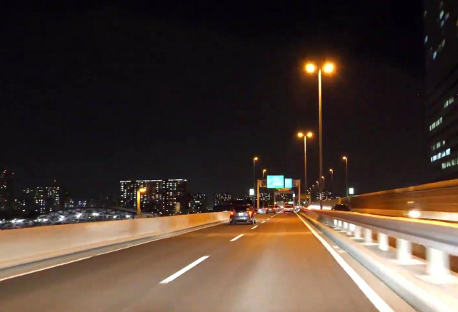 夜间跑高速如何正确使用远近光灯？交警提醒：用错罚款200，扣3分