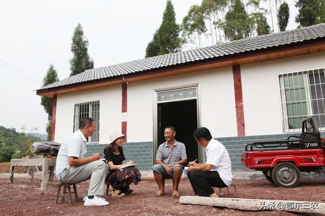 在岗20年的村干部退休后，每月有多少补贴或养老金？
