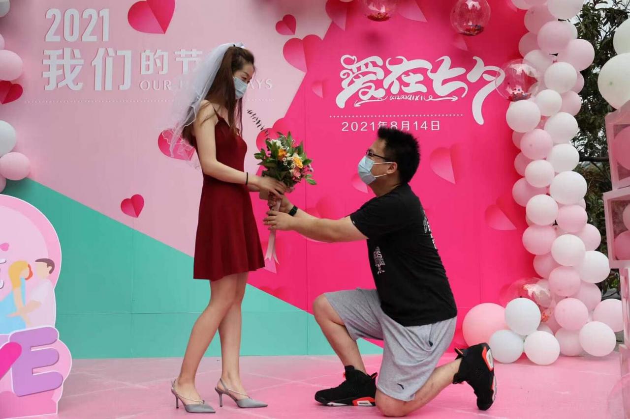 北京今天千对新人预约领证，不到3分钟就拿到“小红本”
