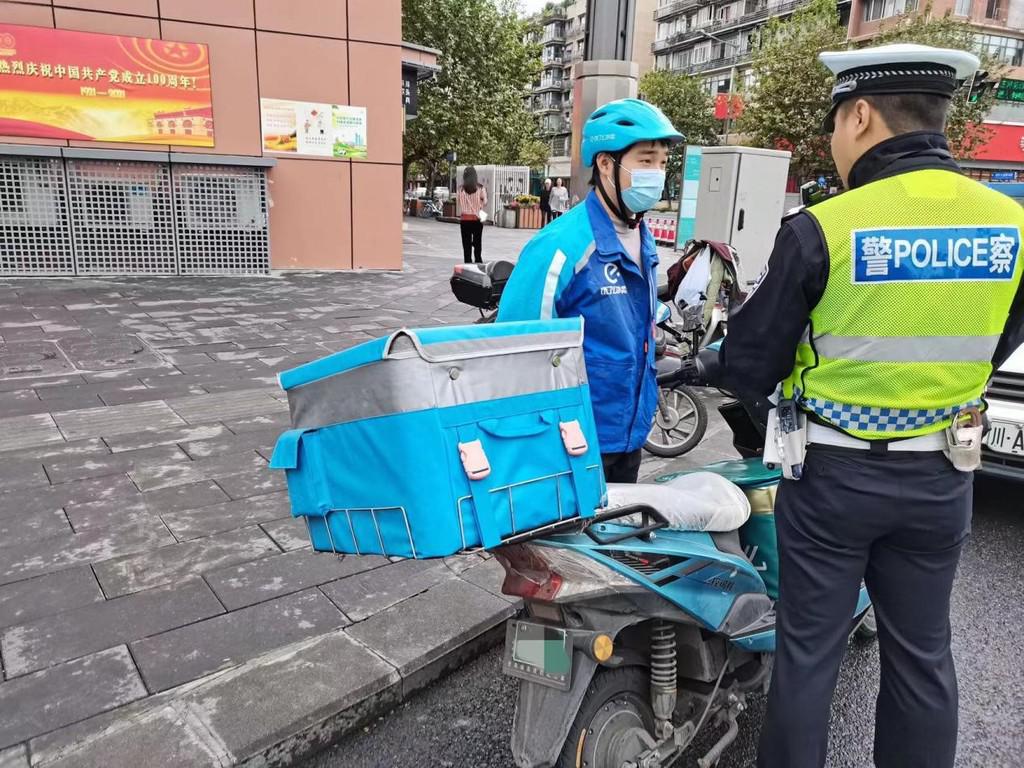 曝光！成都交警发布一批电动自行车逆行交通违法典型案例