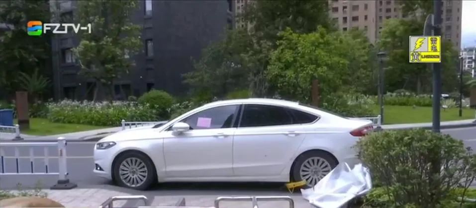 小区物业有权利锁车吗?律师解答