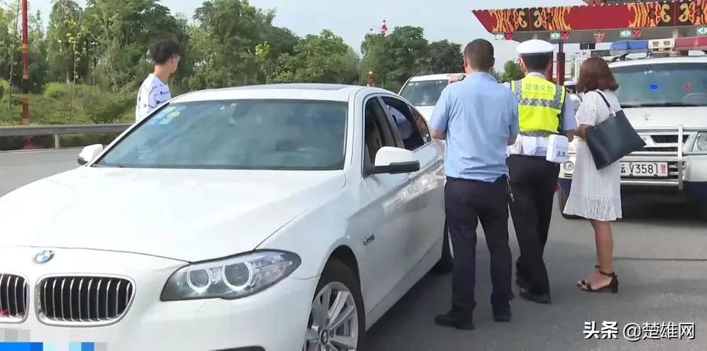 女司机穿高跟鞋开车被处罚！楚大高速交警开展交通安全专项整治