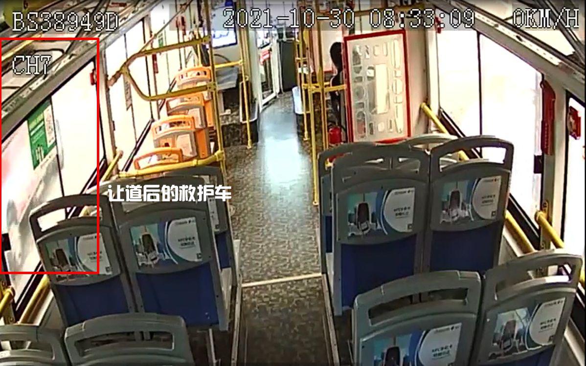 听见救护车警笛声后，深圳一公交司机教科书式闯红灯让出“生命通道”