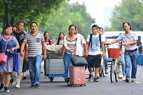 孩子上大学后要不要迁户口？迁户口的坏处，很多家长并不知道